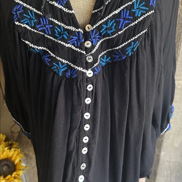 Free People Black Blue Embroidered Boho Flowy Top Size Medium Peasant Blouse - Picture 3 of 8